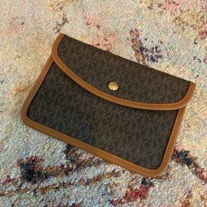 Michael kors wristlet new never used